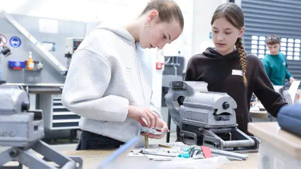 Jugendliche montieren im NETZSCH Girls’Day Workshop technische Bauteile mit Feingefühl und handwerklichem Geschick.