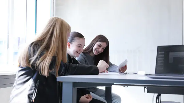 Drei Mädchen beim gemeinsamen Lernen und Arbeiten am Schreibtisch mit technischem Fokus beim Girls’Day NETZSCH.