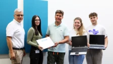 Handover of the laptops from Michael Sigl, Team Leader IT at NETZSCH Pumps & Systems, to Michael Hell from the fashion house Hell. 